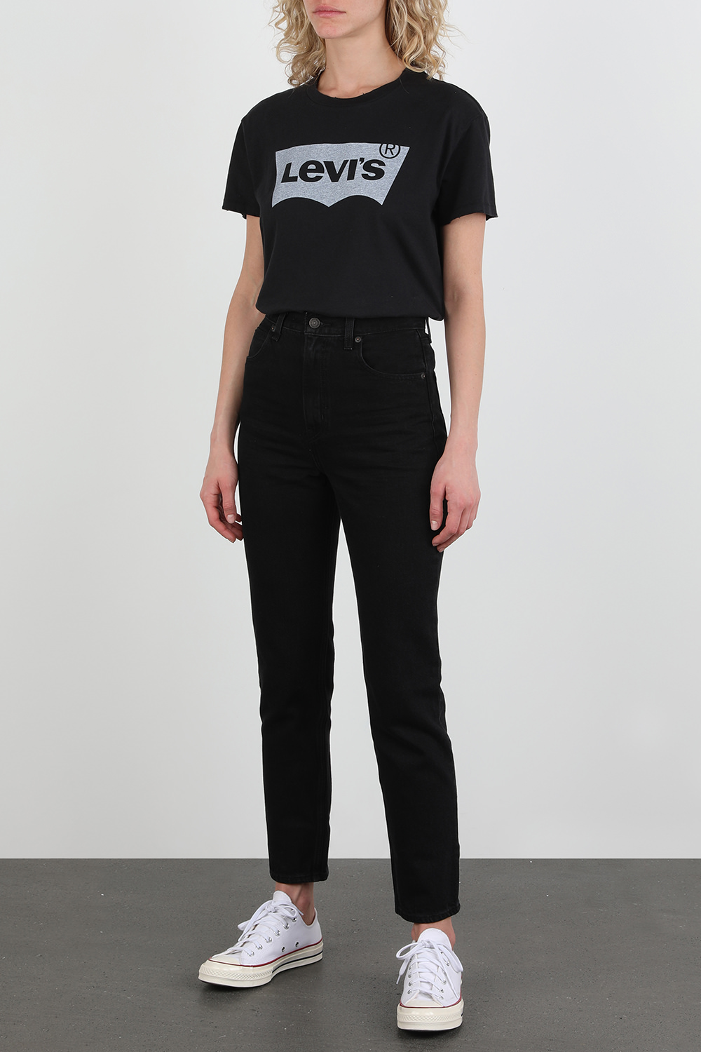 חולצת טי שחורה עם לוגו